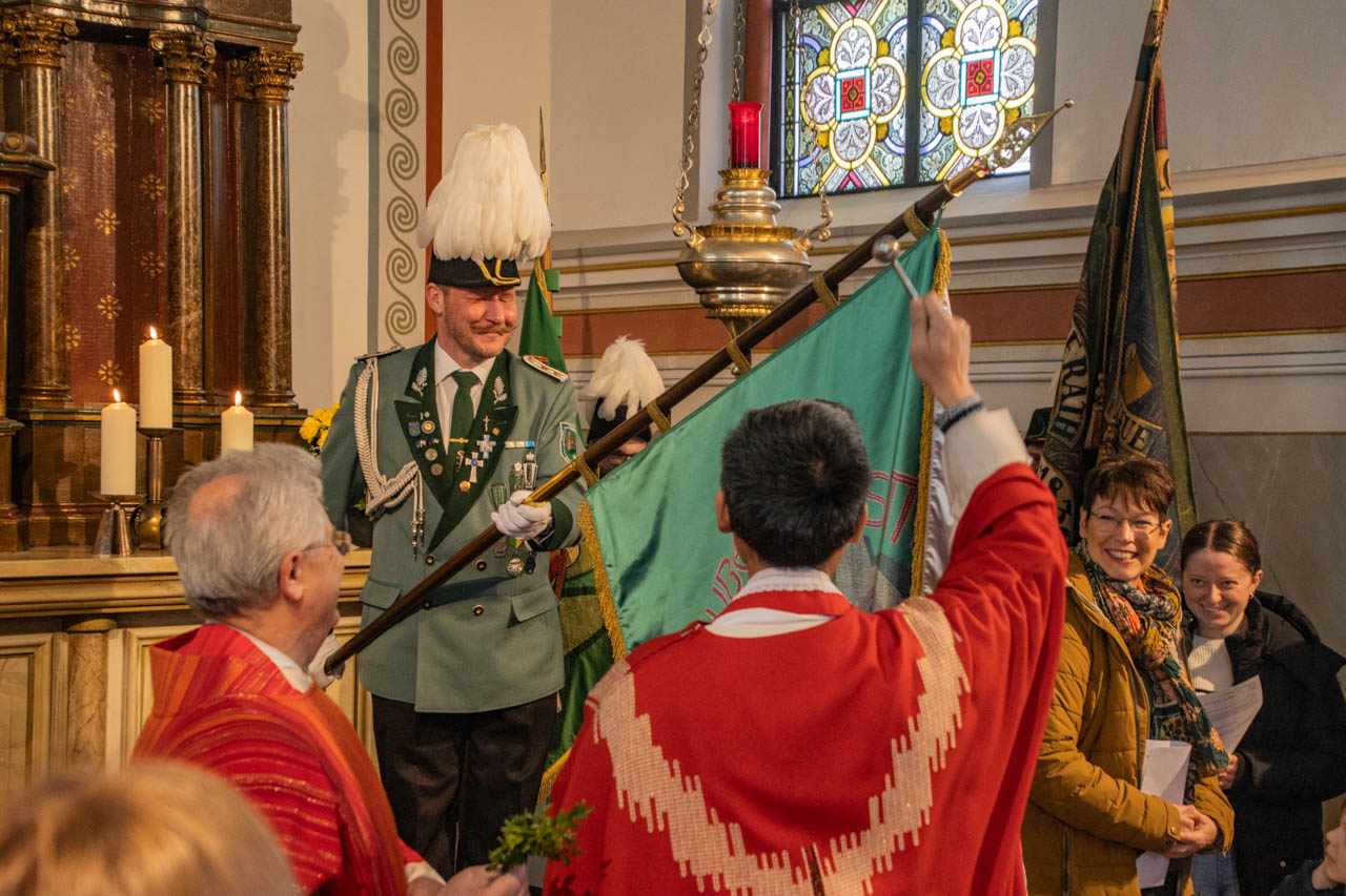 Pfarrer Tran segnet die neue Fahne der Schützenbruderschaft